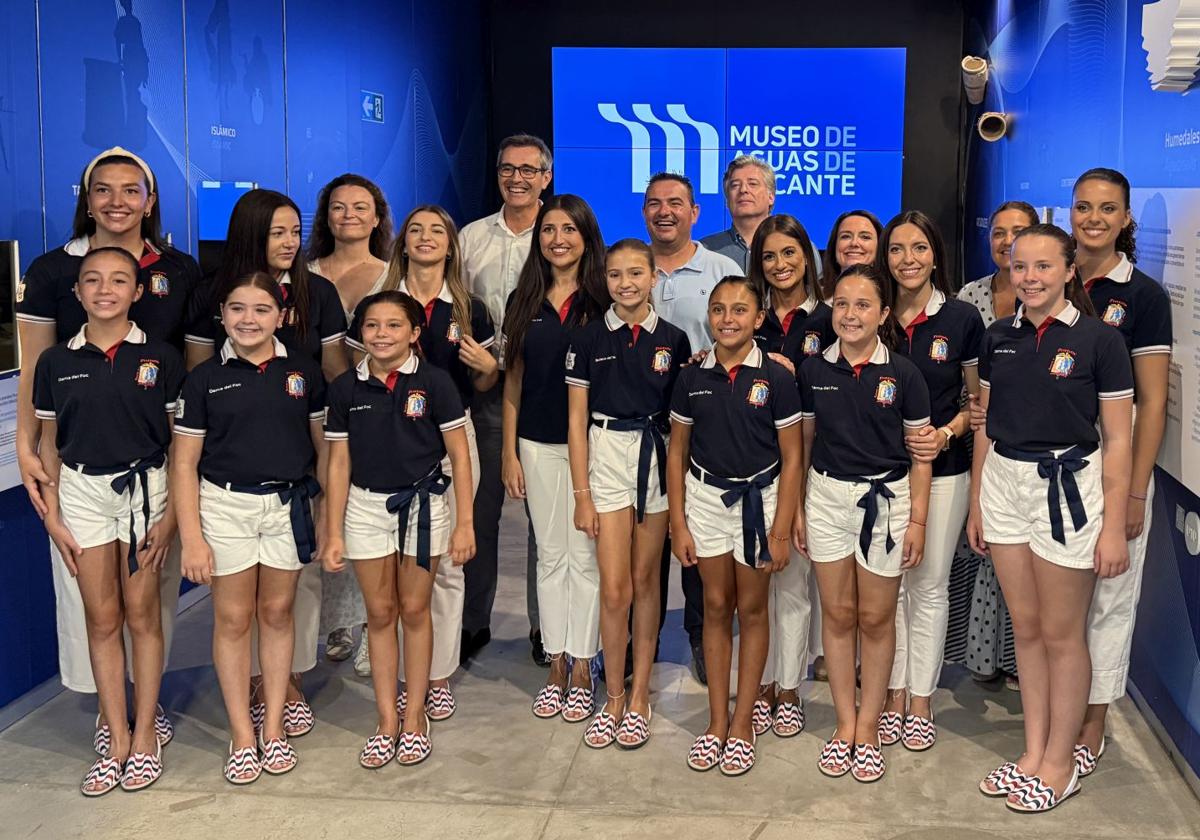 The Belleas del Foc and their ladies of honour, alongside the officials from Aguas de Alicante.