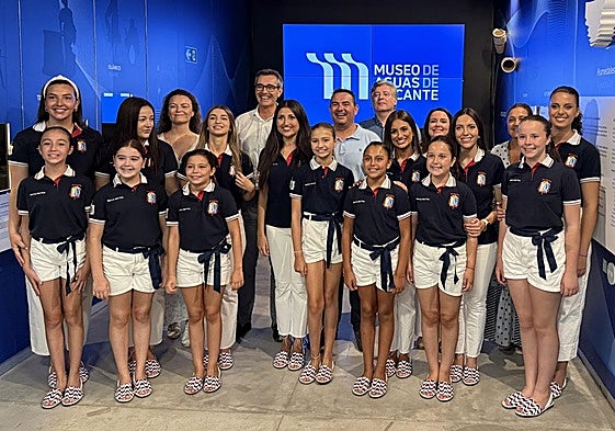 Las belleas del foc y sus damas de honor, con los responsables de Aguas de Alicante.