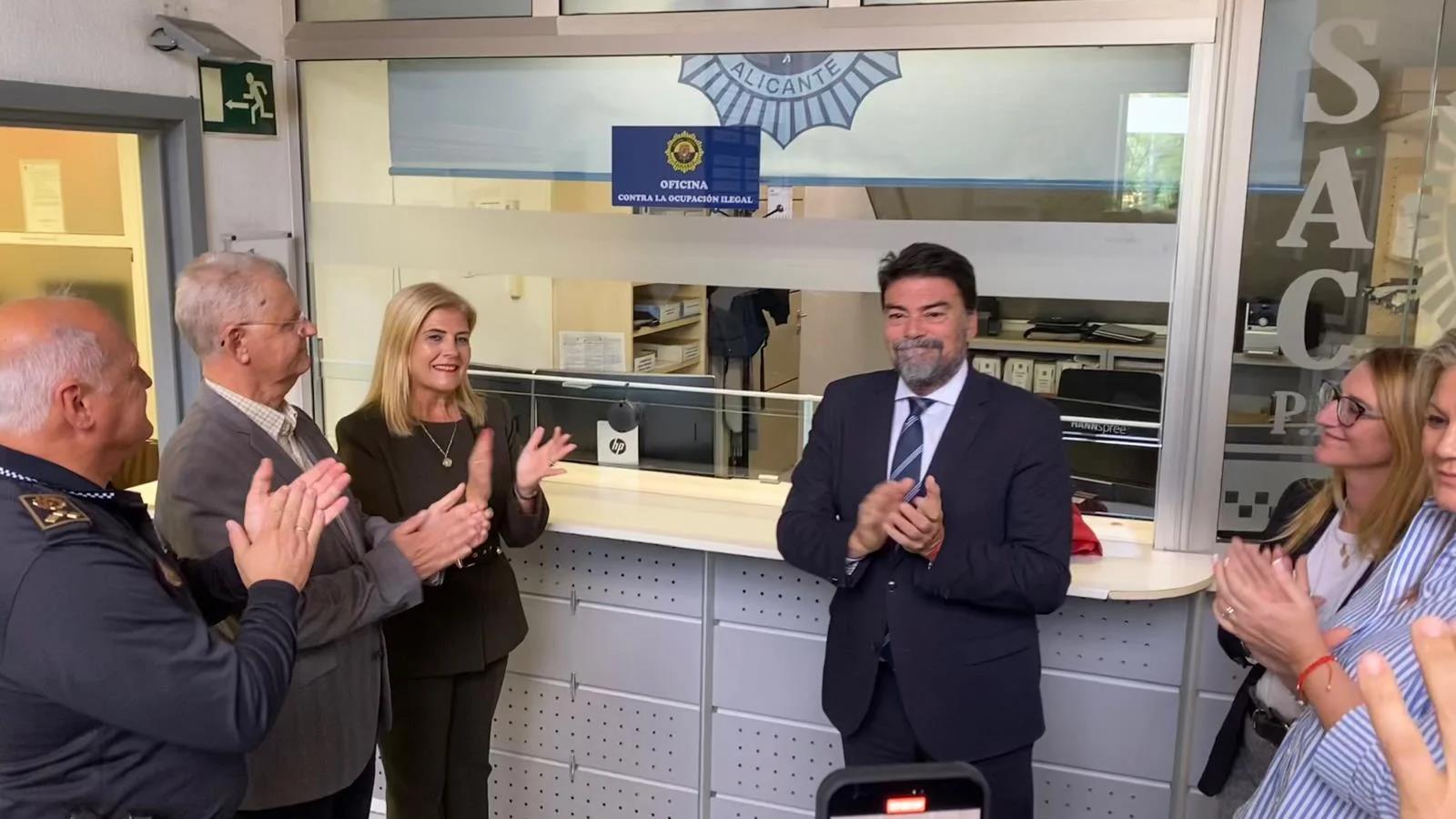 Imagen principal - Ocho consultas en ocho meses: el PSOE critica la oficina antiokupación de Alicante