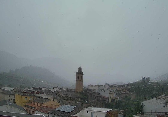 La lluvia cae en el municipio de L'Atzúbia.
