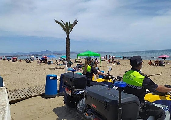Policía Local en la playa del Postiguet de Alicante.