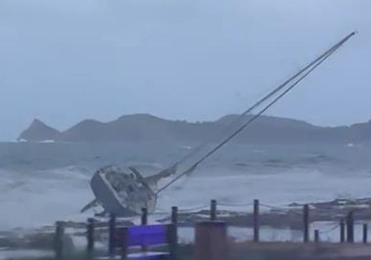 Velero encallado en Xàbia durante la tormenta.