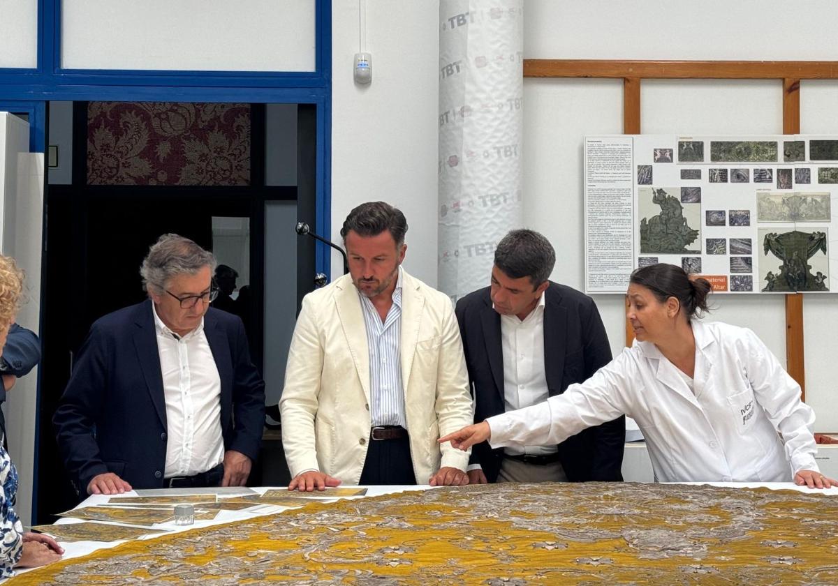 Pablo Ruz y Carlos Mazón observando la evolución del manto de la Virgen de la Asunción