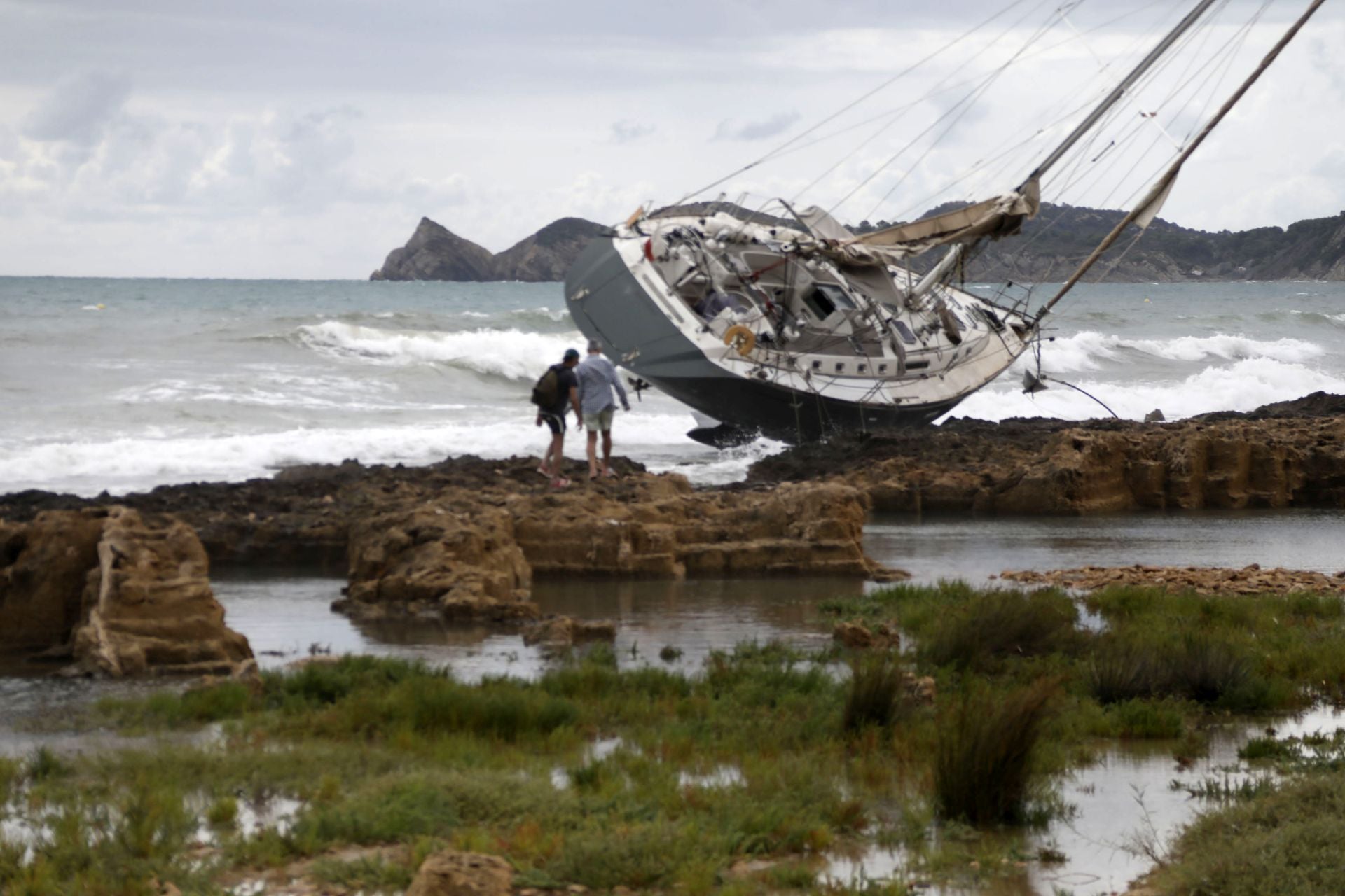 El barco encallado en Jávea se convierte en fenómeno viral