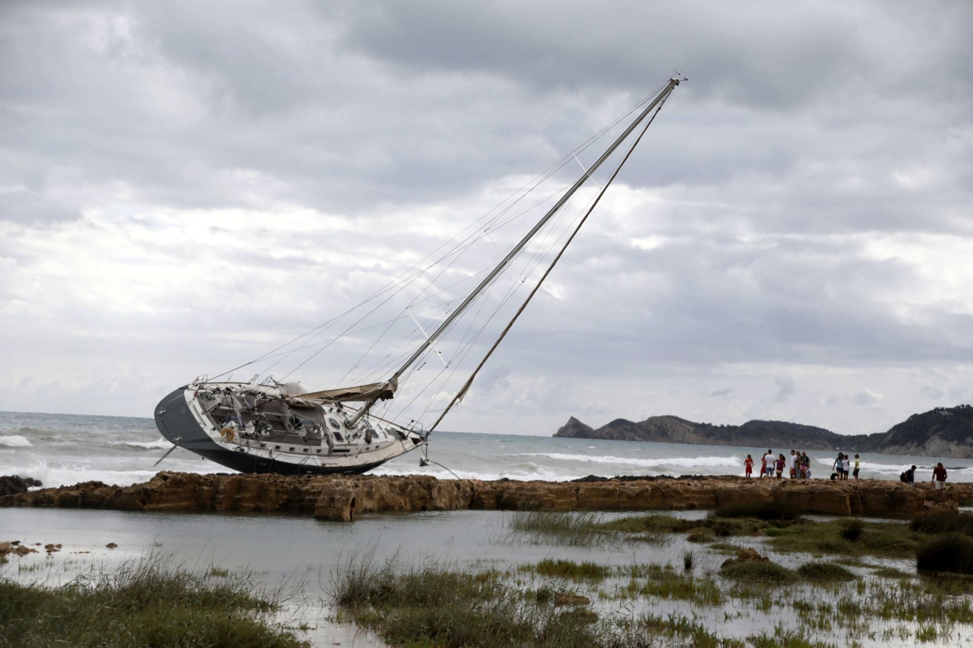 El barco encallado en Jávea se convierte en fenómeno viral