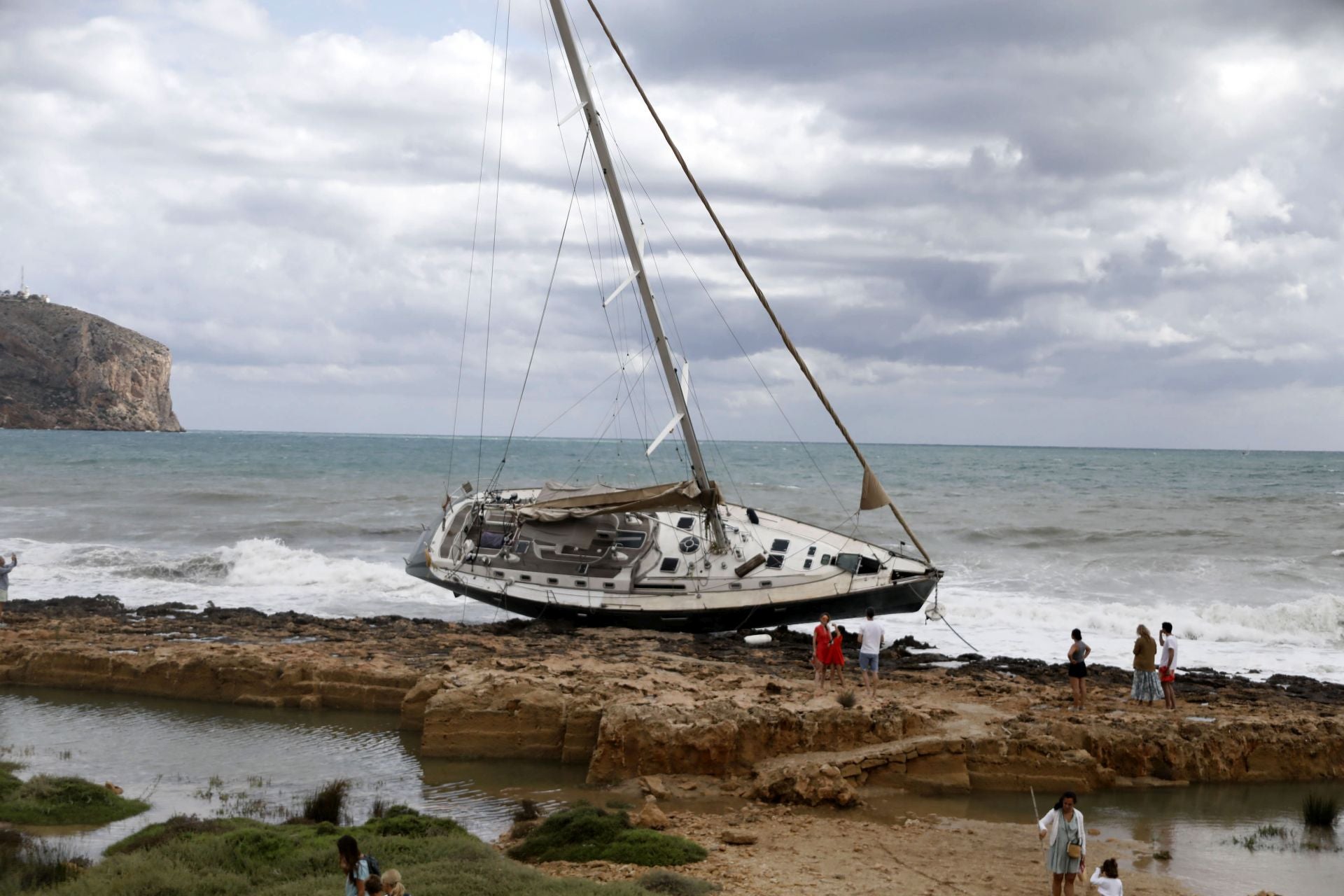 El barco encallado en Jávea se convierte en fenómeno viral