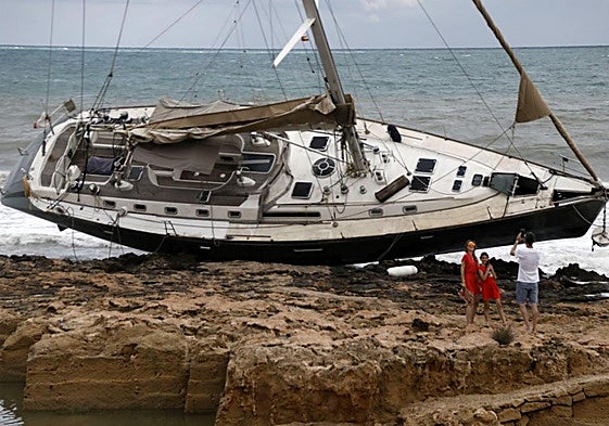 Barco encallado en Xàbia.