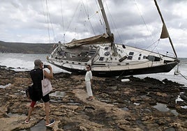 El barco encallado en Jávea se convierte en fenómeno viral