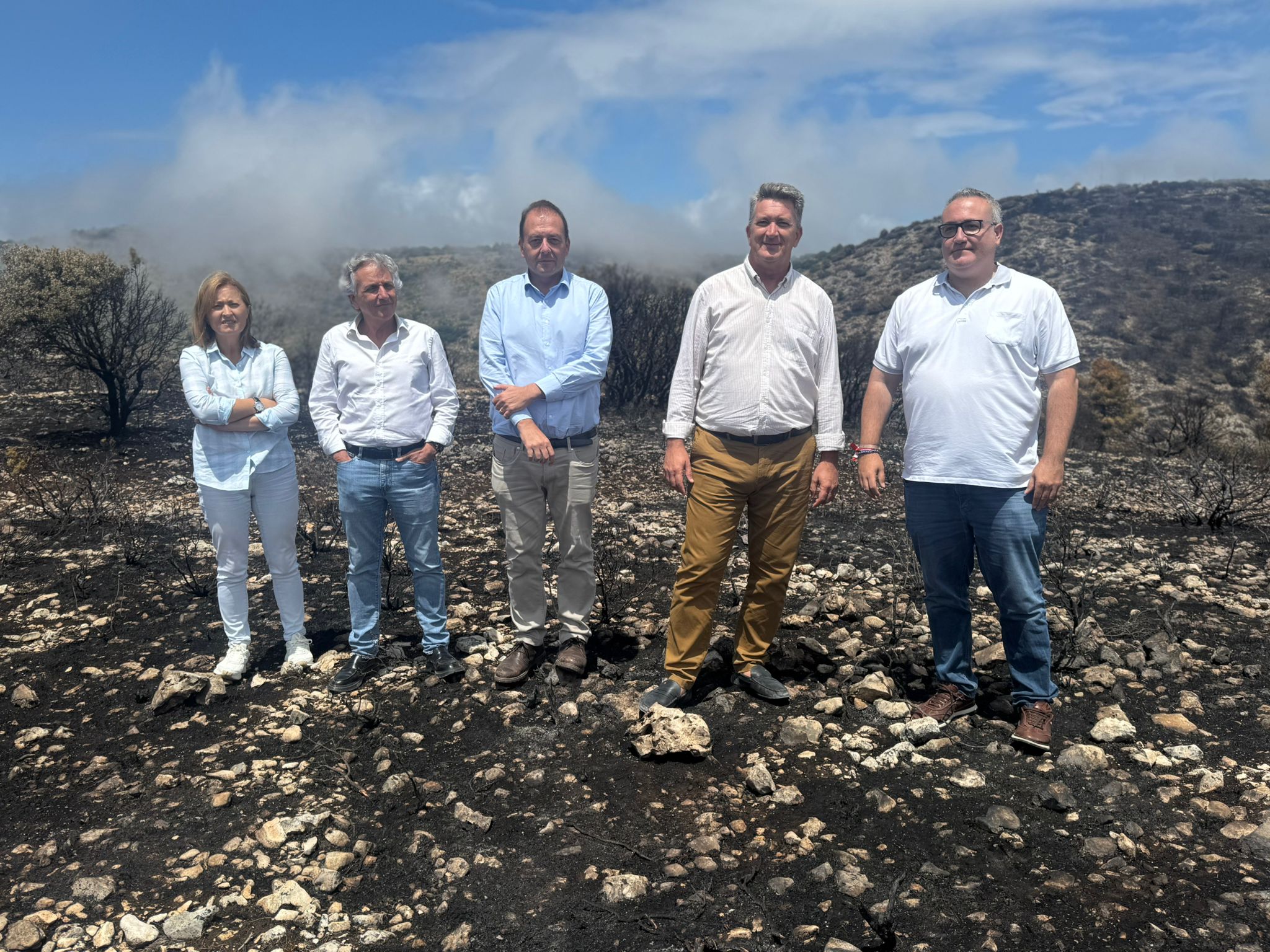 Imagen principal - Regenerar vegetación, adecuar caminos y extraer árboles quemados: así será la recuperación de la Font Roja