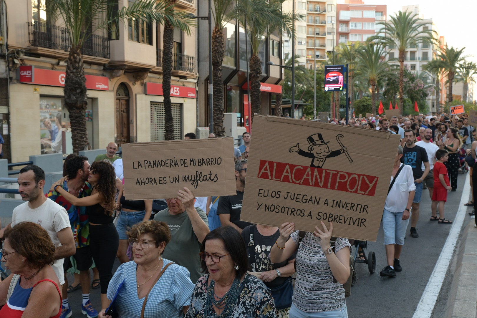 Un millar de personas clama contra la turistificación en Alicante