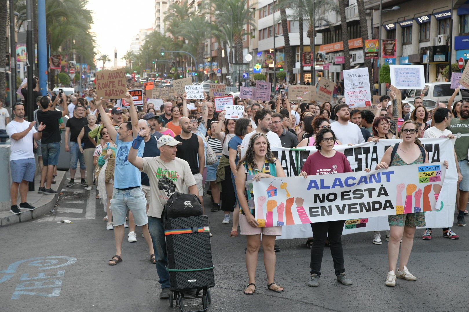 Un millar de personas clama contra la turistificación en Alicante