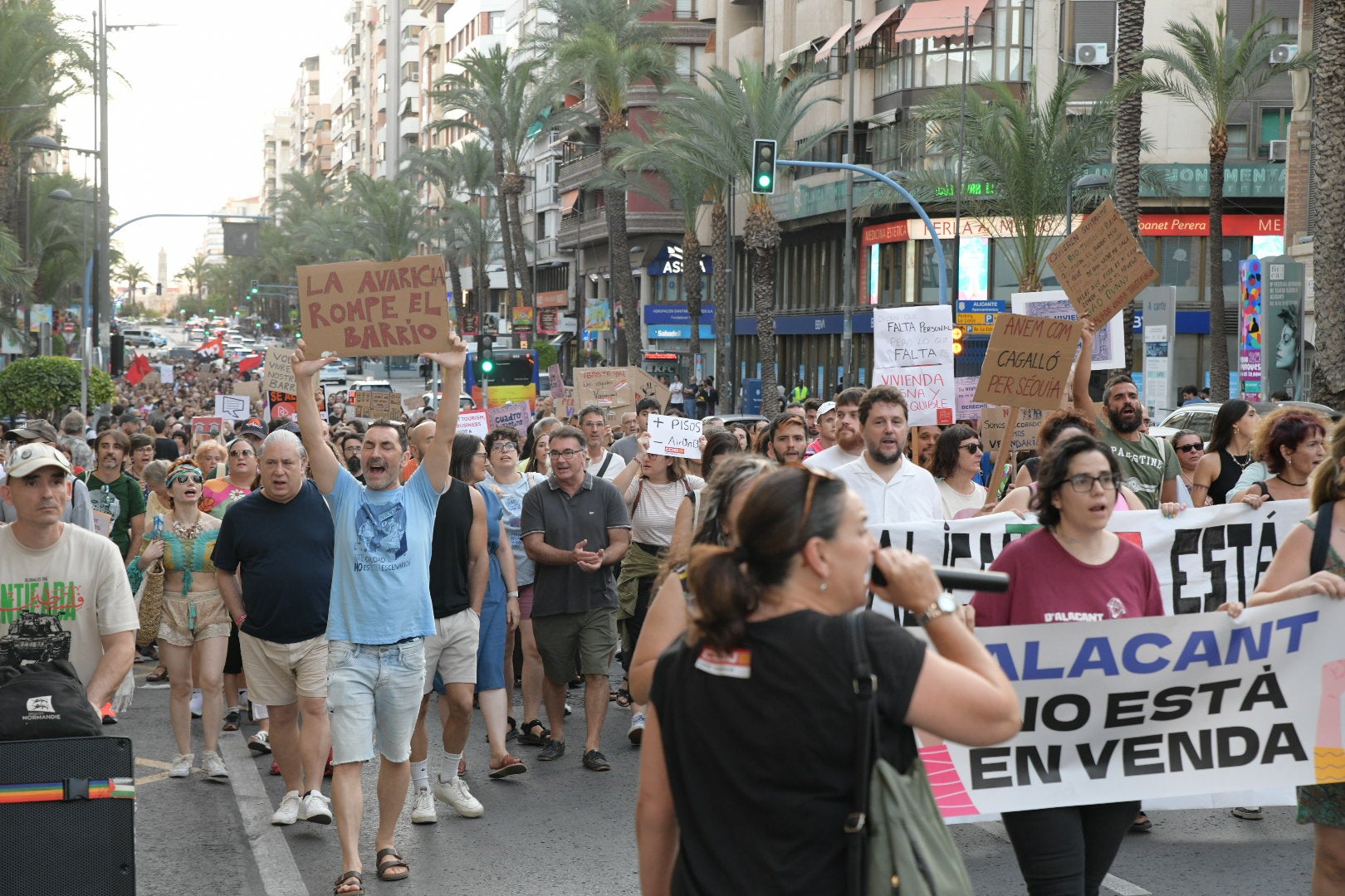Un millar de personas clama contra la turistificación en Alicante