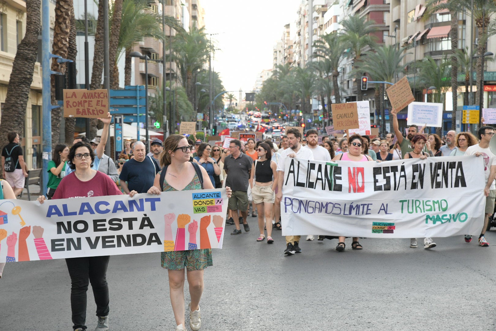 Un millar de personas clama contra la turistificación en Alicante