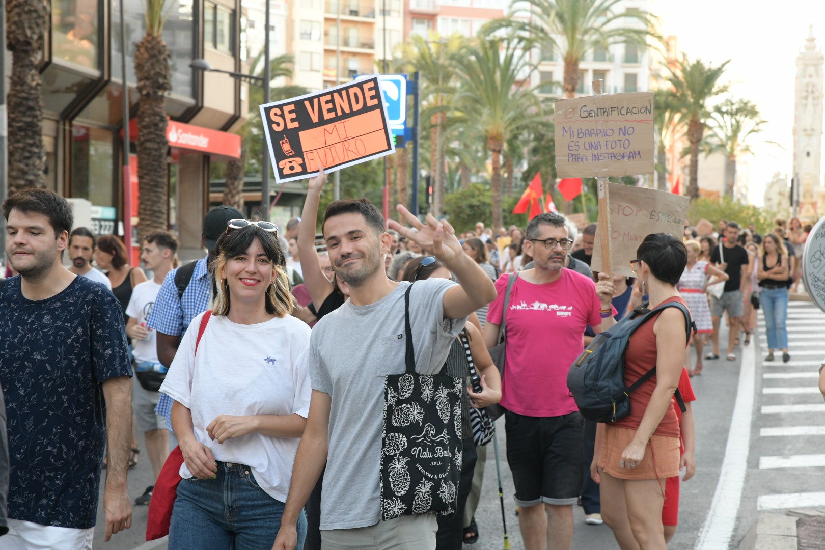 Un millar de personas clama contra la turistificación en Alicante