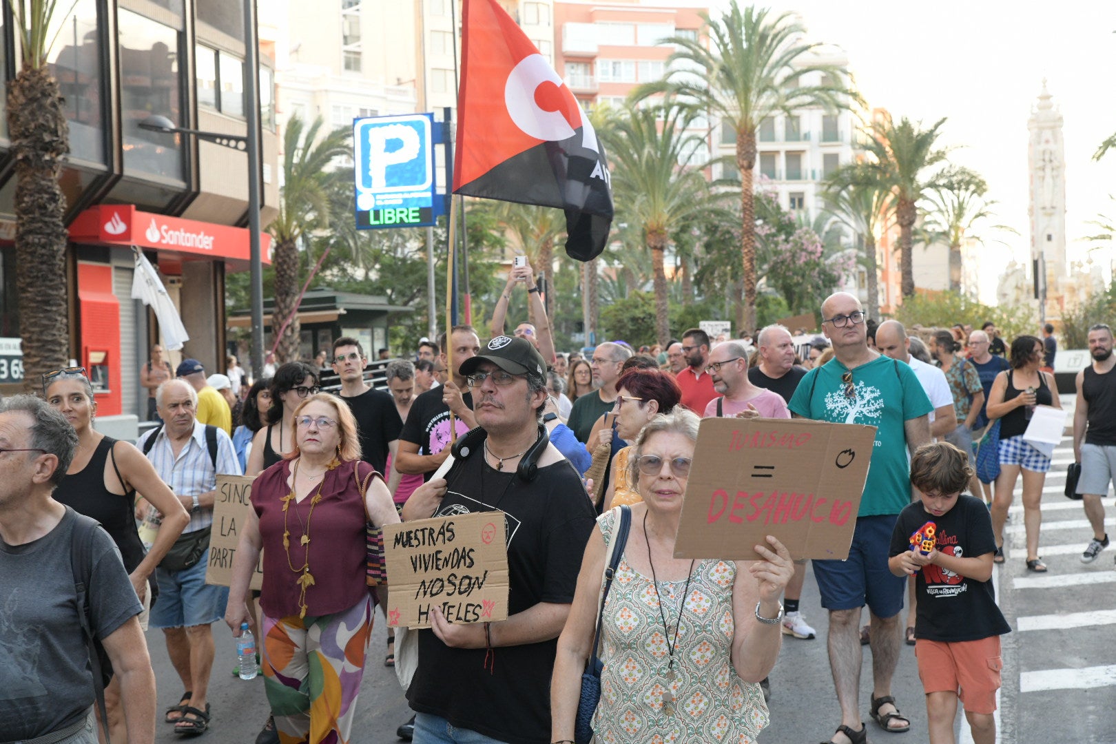 Un millar de personas clama contra la turistificación en Alicante