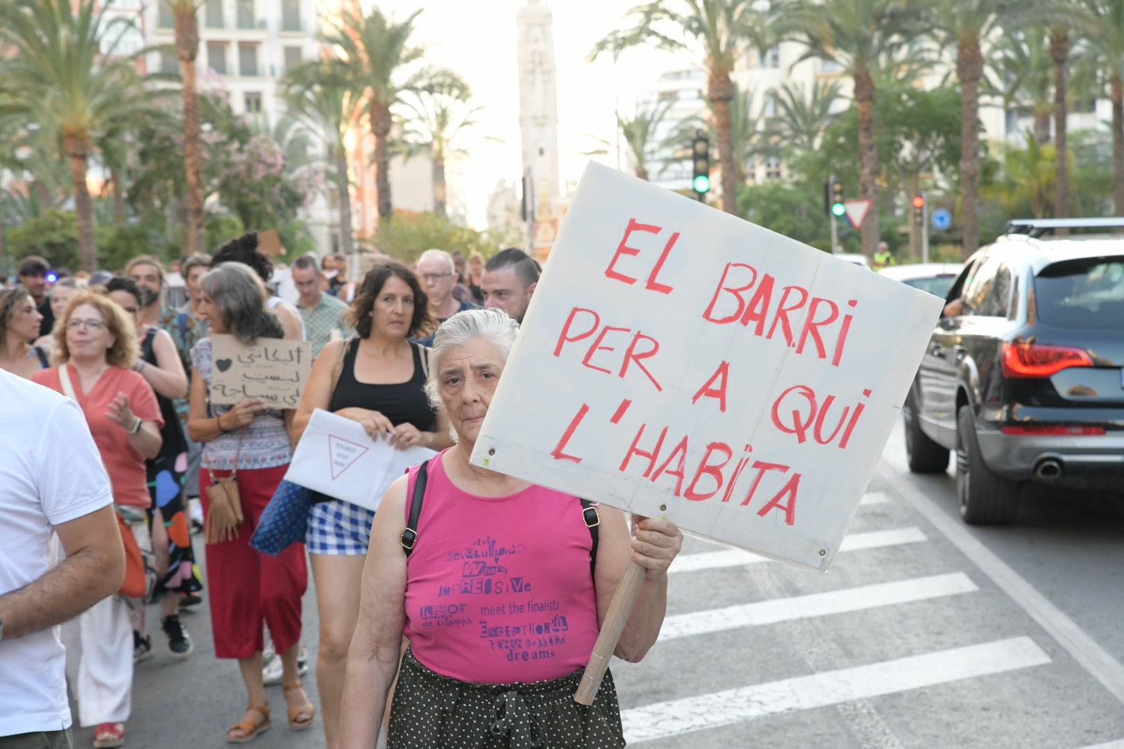 Un millar de personas clama contra la turistificación en Alicante