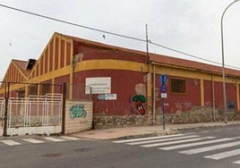 Naves de Amaro en el puerto de Alicante.