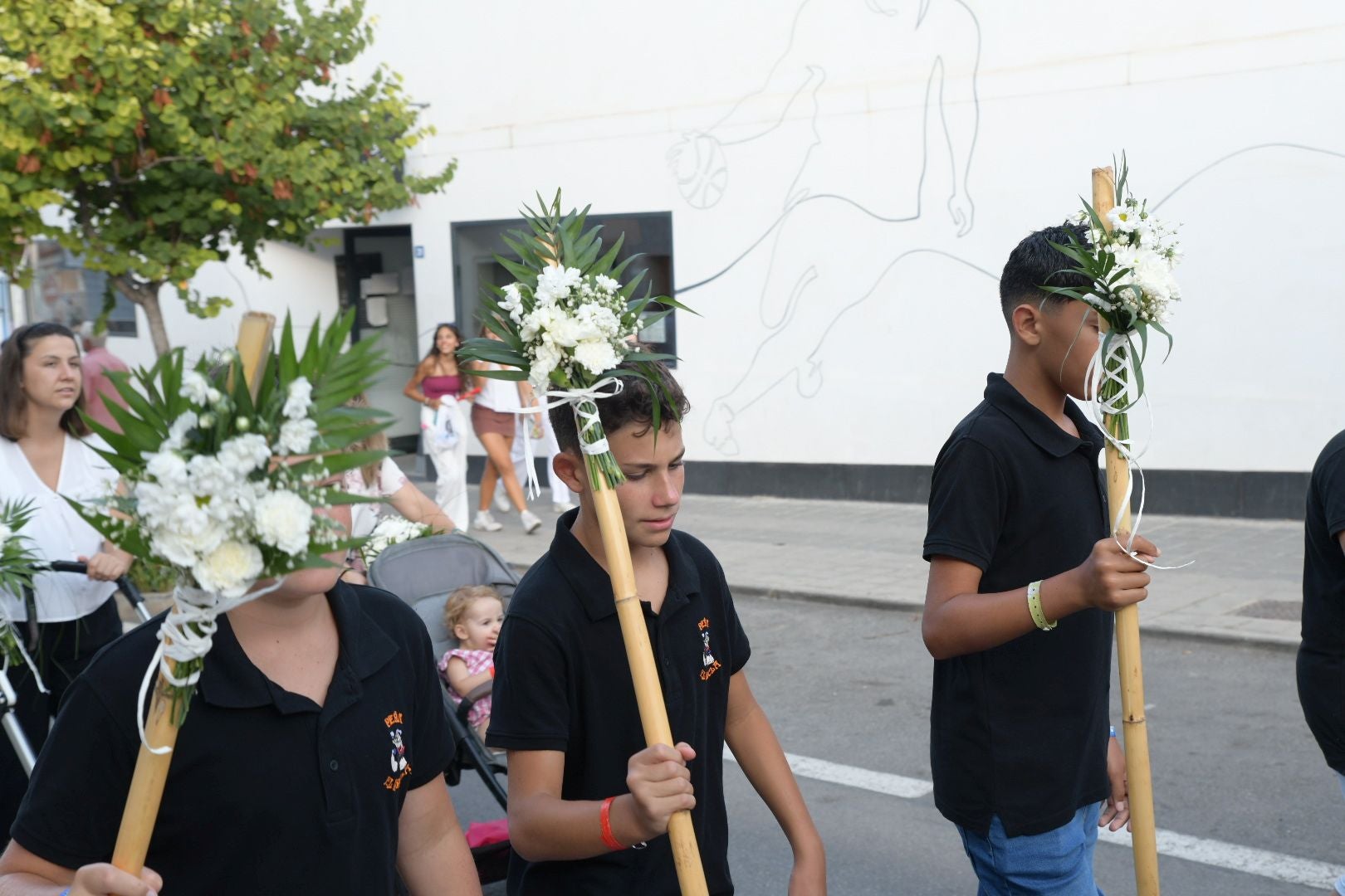 La ofrenda floral llena las calles del barrio de San Gabriel