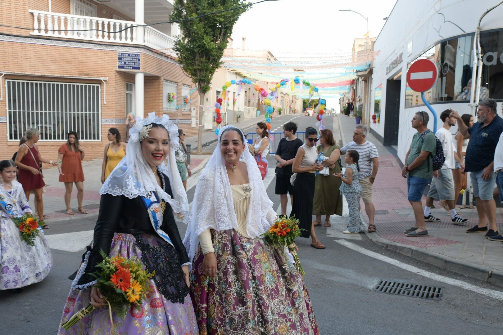 La ofrenda floral llena las calles del barrio de San Gabriel