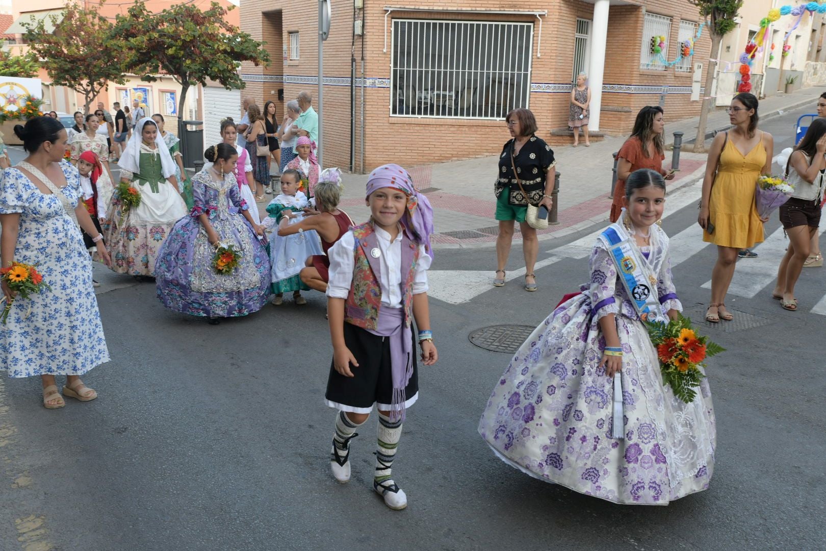 La ofrenda floral llena las calles del barrio de San Gabriel