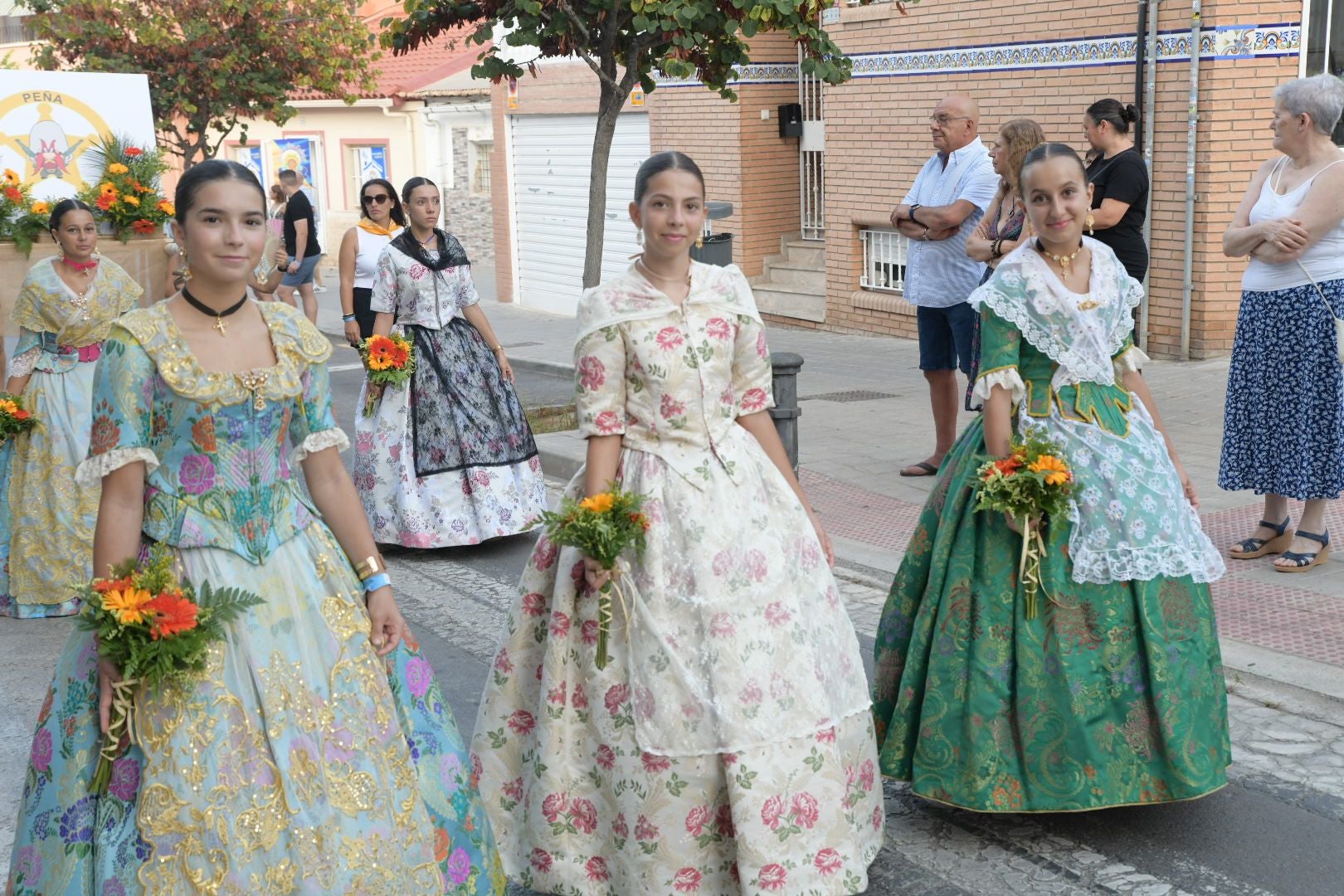 La ofrenda floral llena las calles del barrio de San Gabriel