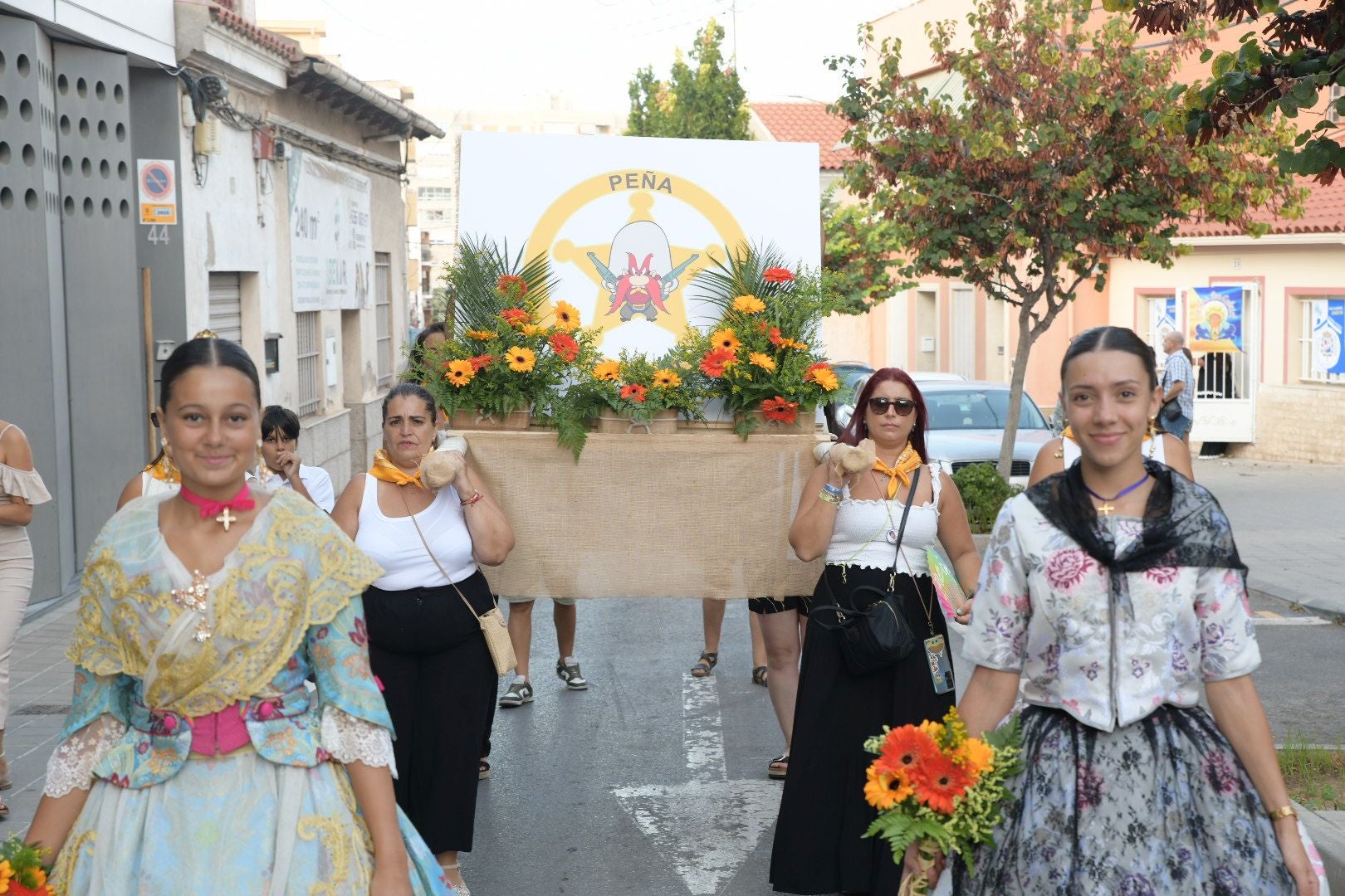 La ofrenda floral llena las calles del barrio de San Gabriel
