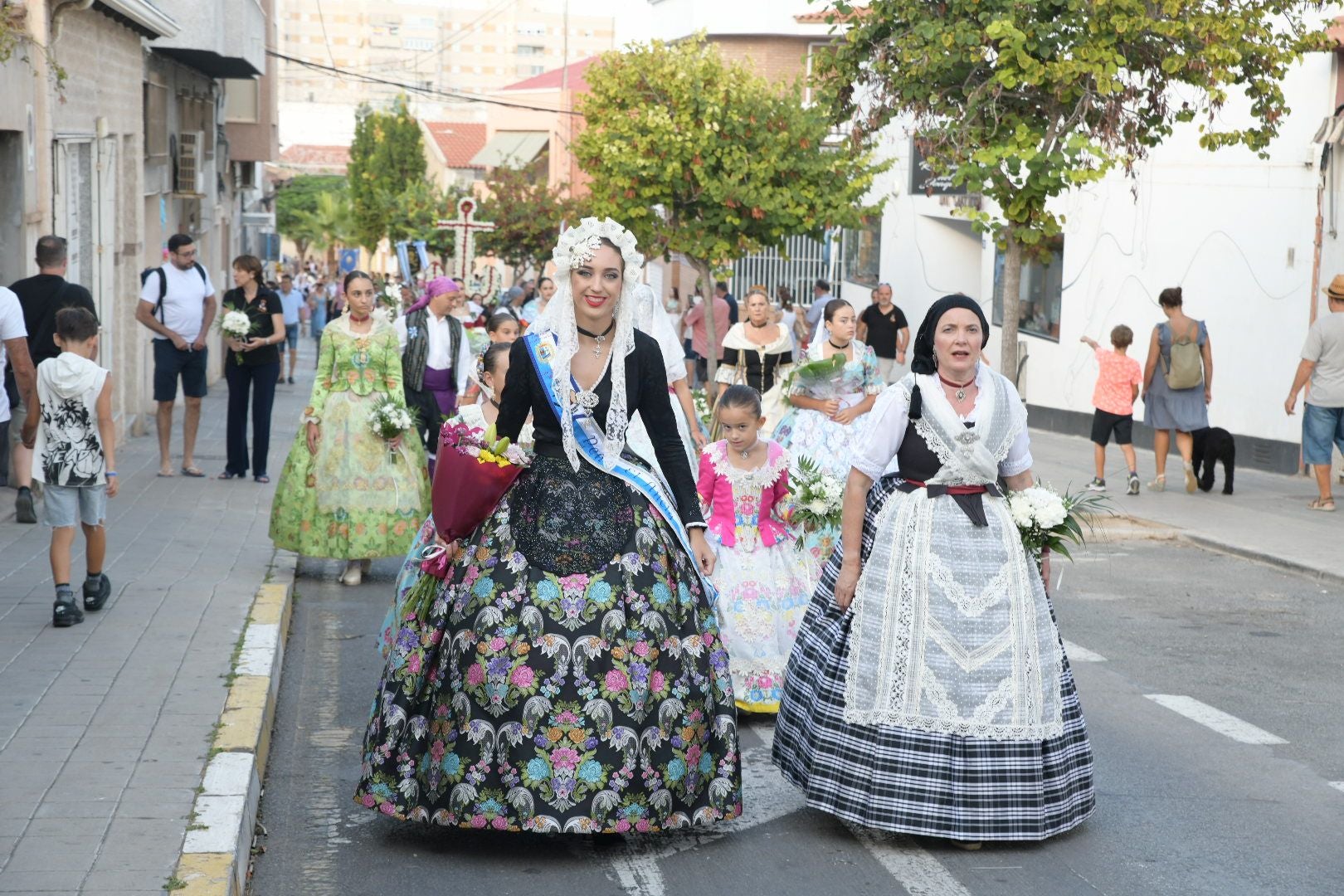 La ofrenda floral llena las calles del barrio de San Gabriel