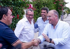 El secretario general del PP, Miguel Tellado, saluda a Juanfran Pérez, en presencia de Toni Pérez y Carlos Mazón.