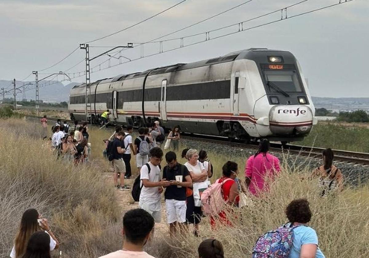 Incendio del motor de un tren en Novelda.