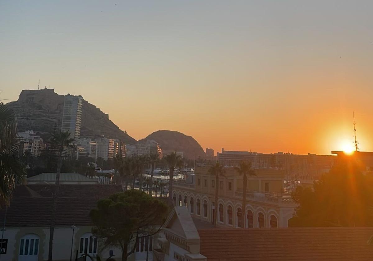 Sunrise in the city of Alicante this Saturday.