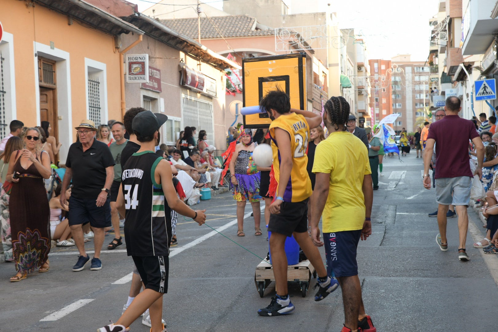 La fiesta sigue en San Gabriel: desfiles centenarios por el barrio