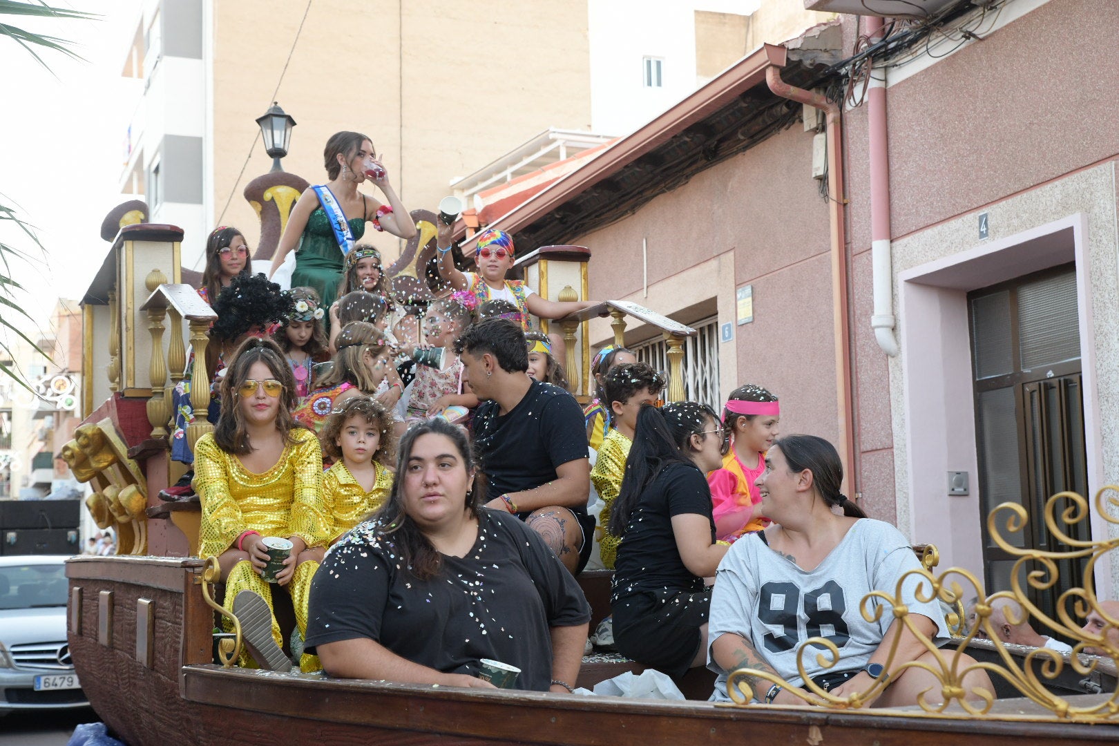 La fiesta sigue en San Gabriel: desfiles centenarios por el barrio
