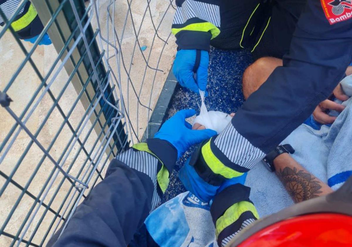 Imagen principal - Los Bomberos salvan a un niño que se clavó una varilla en la mano en un camping de Alicante