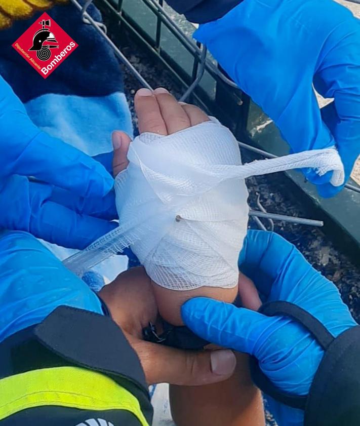Imagen secundaria 2 - Los Bomberos salvan a un niño que se clavó una varilla en la mano en un camping de Alicante