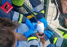 Los Bomberos atienden al menor en el camping.