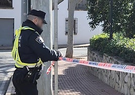 Un agente de la Policía Local de Xàbia acordona una calle.