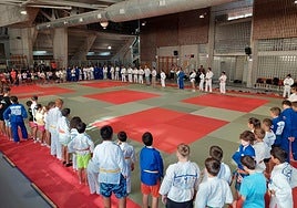 El alcalde Barcala y el edil de Deportes visitan los campus de judo del Club Isabel Fernández.