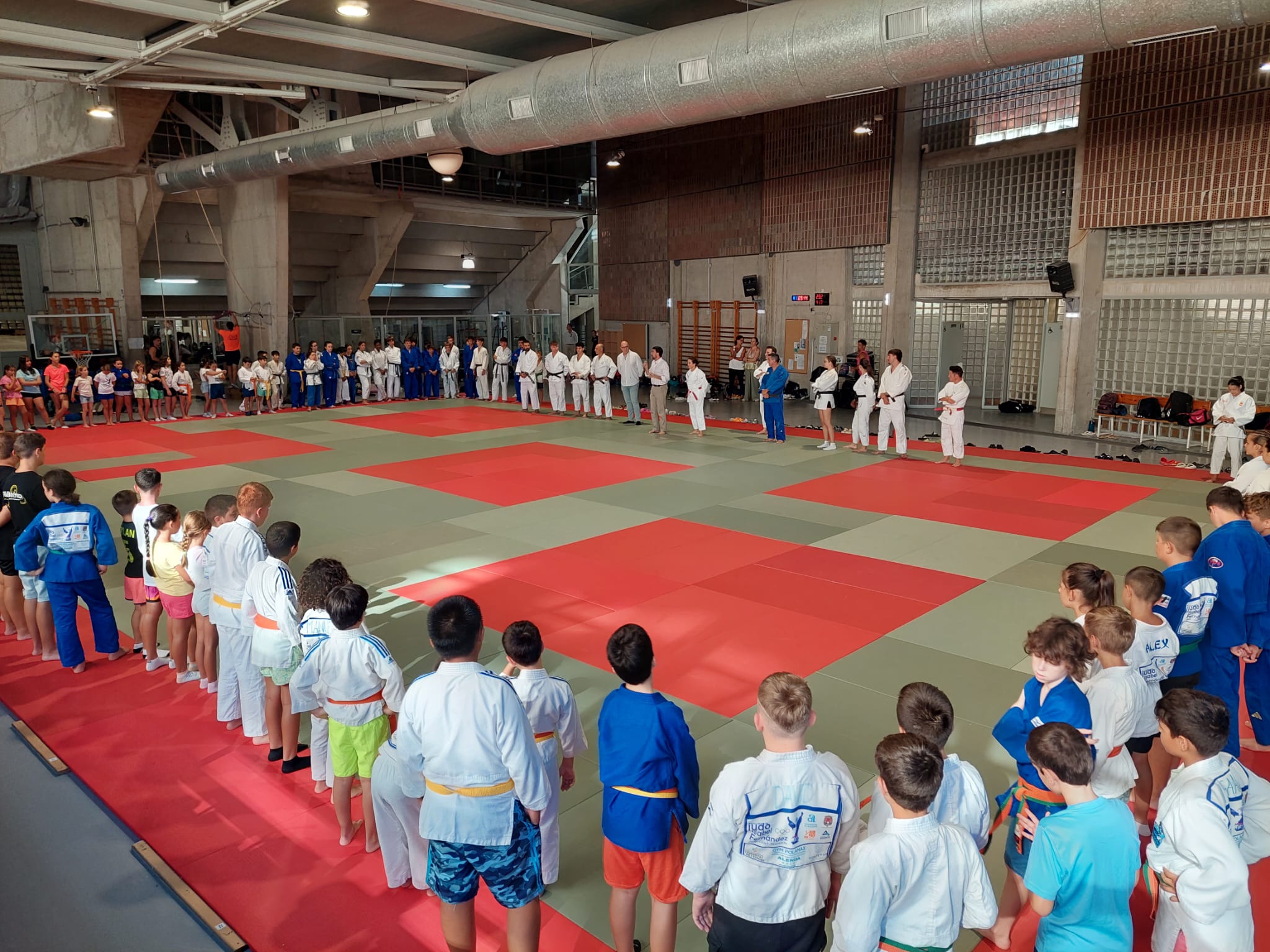 El alcalde Barcala y el edil de Deportes visitan los campus de judo del Club Isabel Fernández.
