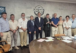Gonzalo Moreno del Val, al centro de la imagen, como nuevo presidente de la Organización Colegial Veterinaria.