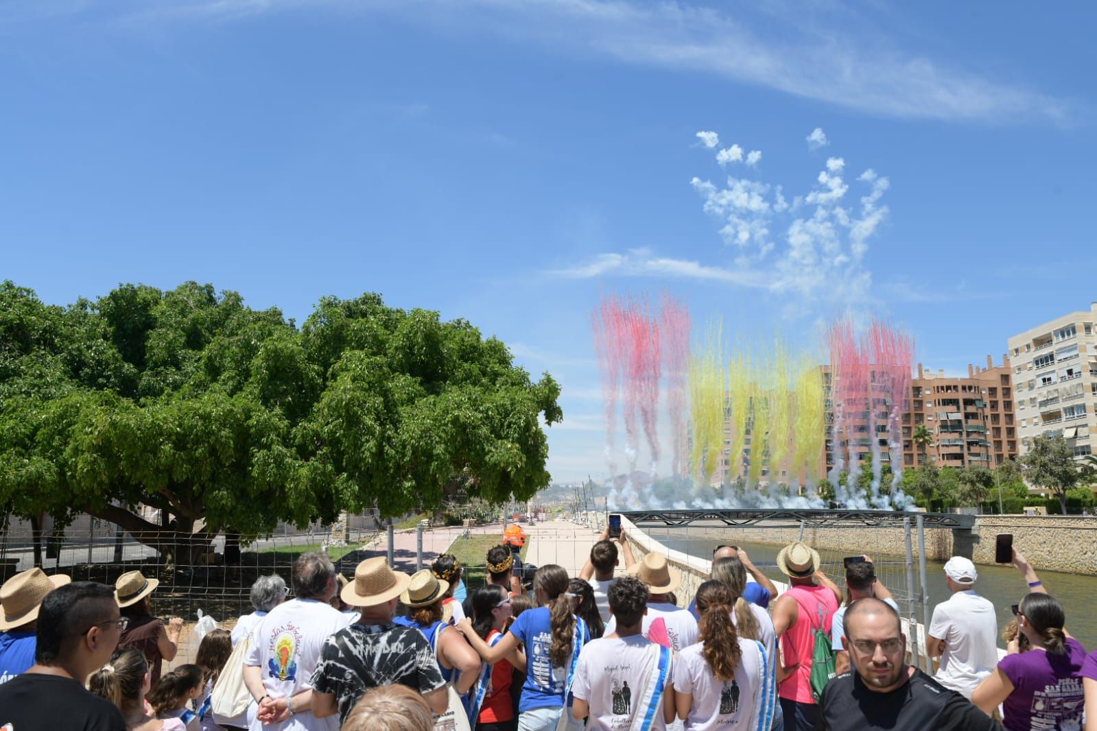 Atronadora mascletà en las fiestas de San Gabriel
