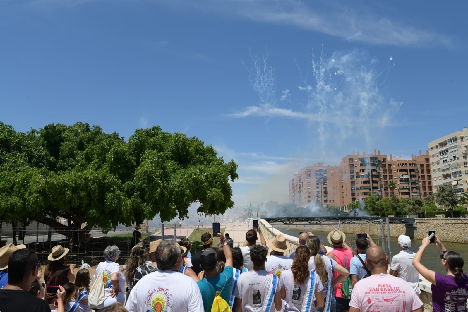 Atronadora mascletà en las fiestas de San Gabriel