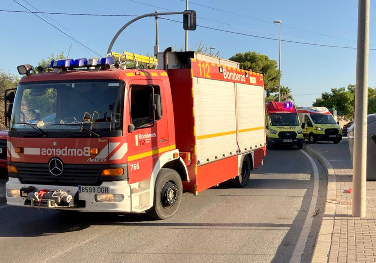Bomberos y efectivos sanitarios en el lugar de la colisión mortal el pasado sábado en Mutxamel.