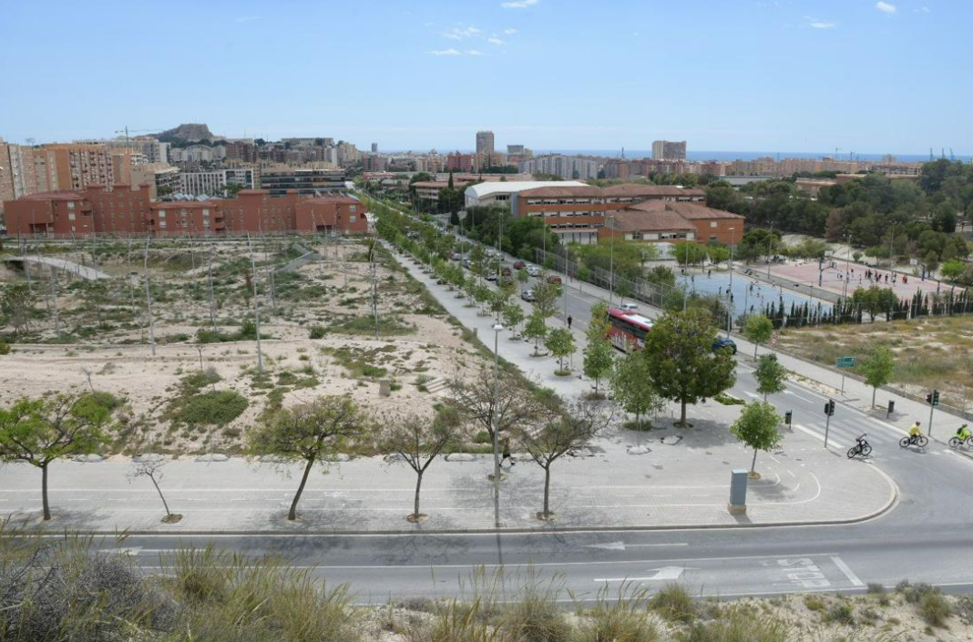 Imagen principal - De la tirolina más grande de Alicante a carreteras y nuevos colegios, las obras pendientes del Pau 2