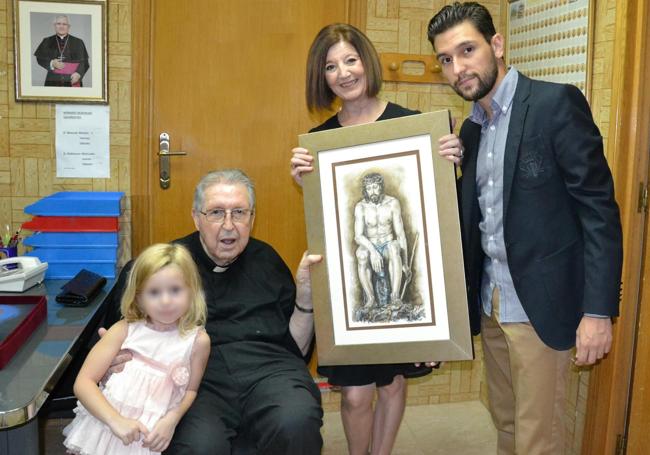 Don Manuel con una imagen del Señor de la Humildad.
