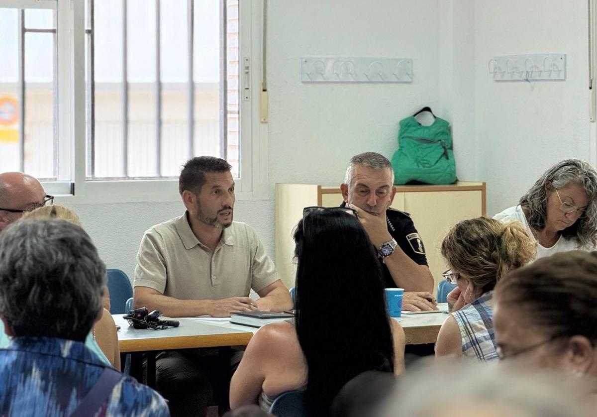 El edil de Tráfico y Seguridad, Adrián García, y los responsables policiales, reunidos con los vecinos.