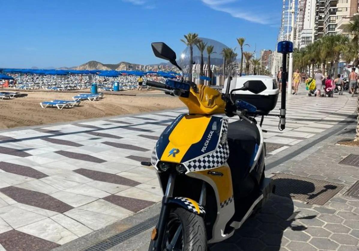 Imagen de una moto de la Policía Local de Benidorm en la playa de Levante.