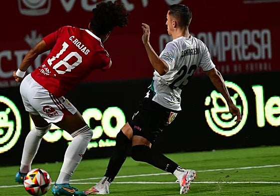 Carlos Rojas hace un recorte en el Real Murcia-Córdoba