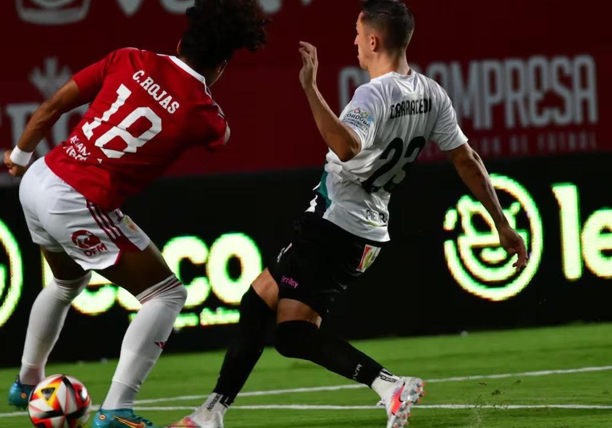 Carlos Rojas hace un recorte en el Real Murcia-Córdoba