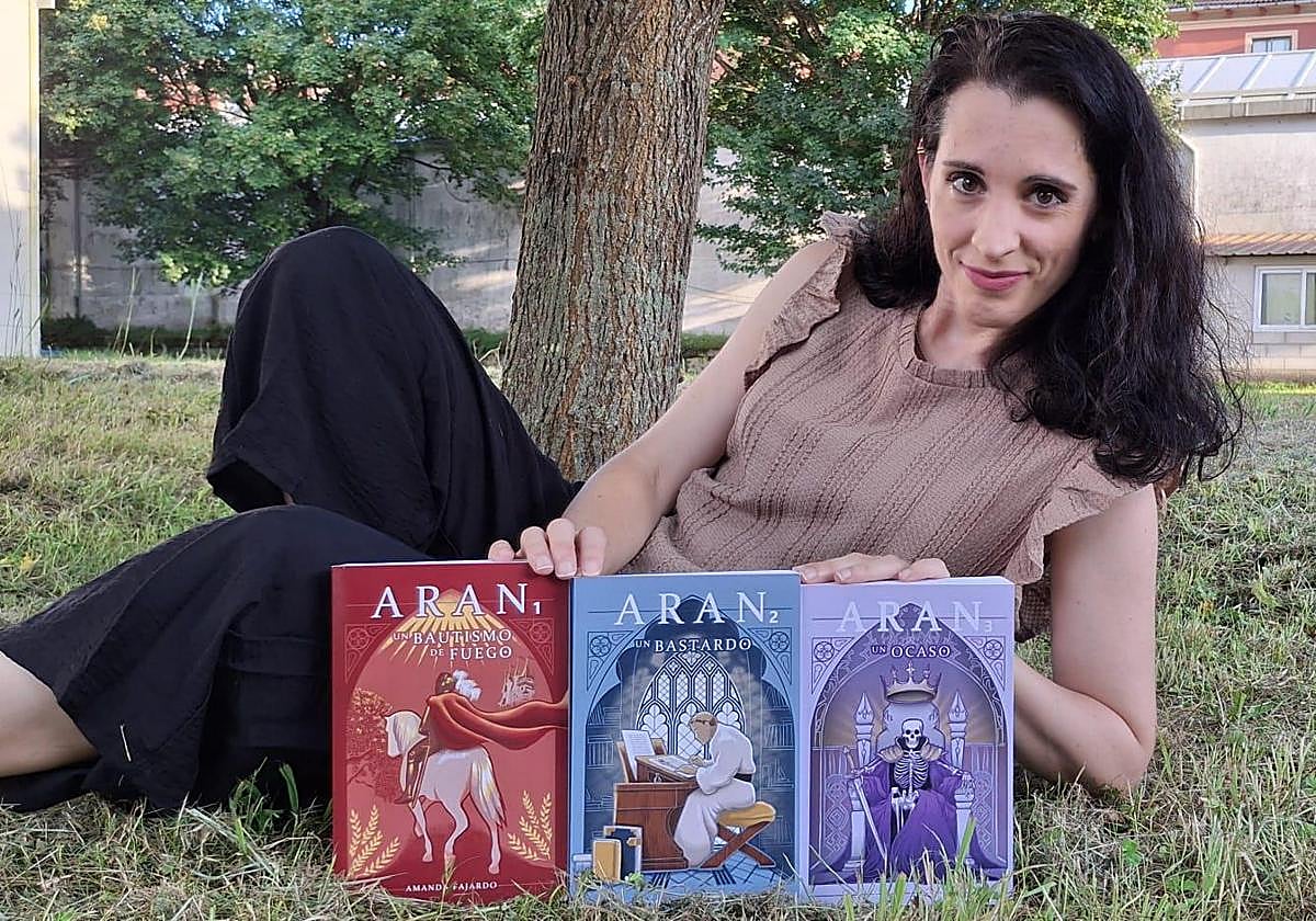 La escritora Amanda Fajardo con su trilogía de 'Aran'.