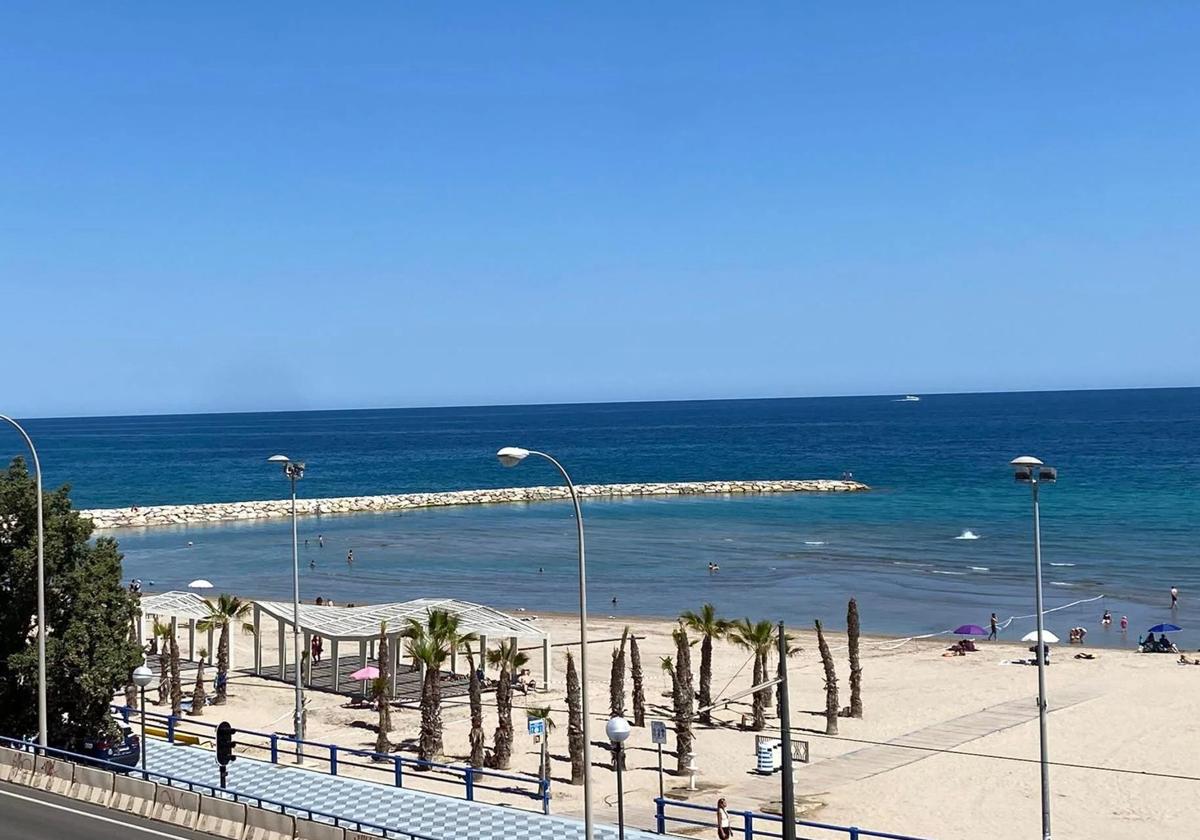New breakwater at Postiguet Beach and section affected by rocks.